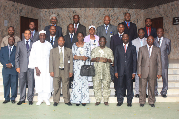 Group photo of recipients with the Director of the BCEAO’s Governor Office, Mr Konan Christian Koffi, Heads of BCEAO’s Departments, the Executive Secretary and the staff of the AACB’s Executive Secretariat