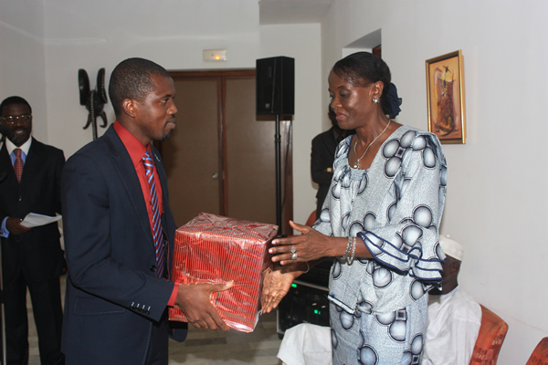 Mrs Marie-Therese Mane (former Webmaster) receiving her gift from Mr Arthur Koffi, Executive Secretariat’s Webmaster